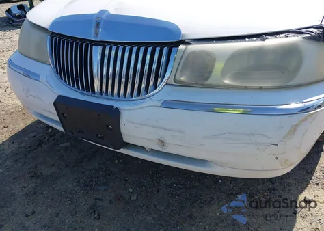 2000 Lincoln Town Car Executive z USA, uszkodzony, nr VIN 1LNHM81W4YY836914